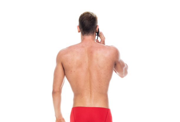 白人年轻男性穿着男性内裤站在那里用手机图片下载