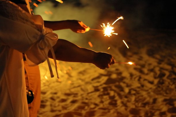 喜欢烟花的人手边图片下载