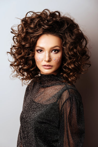 美丽女人的肖像与闪光在她的脸上。图片下载