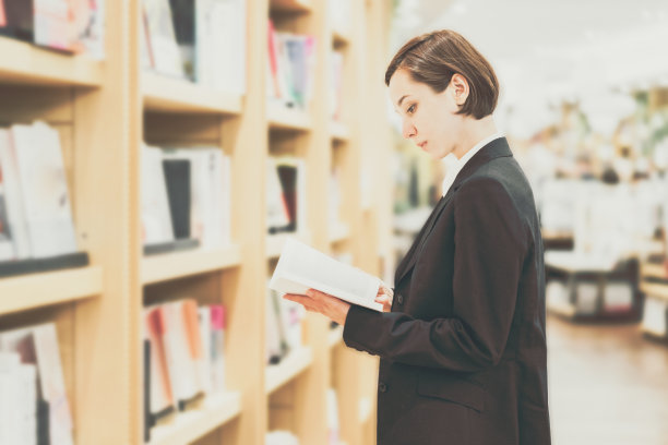 年轻女子在书店选购书籍图片下载