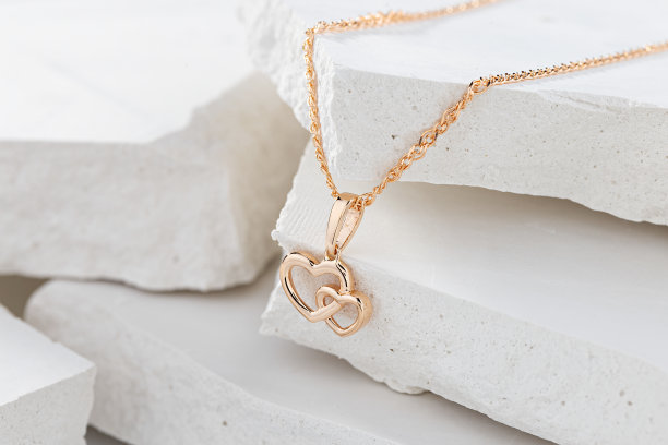 心形玫瑰金吊坠项链上的白色背景图片下载