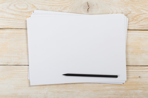 俯视图的现代办公桌办公场所与a4纸。品牌空白模板。照片空白表格。为作品集设计模拟。图片下载