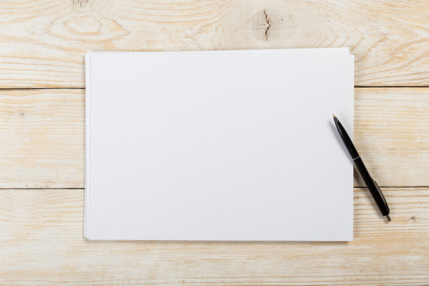 俯视图的现代办公桌办公场所与a4纸。品牌空白模板。照片空白表格。为作品集设计模拟。图片下载