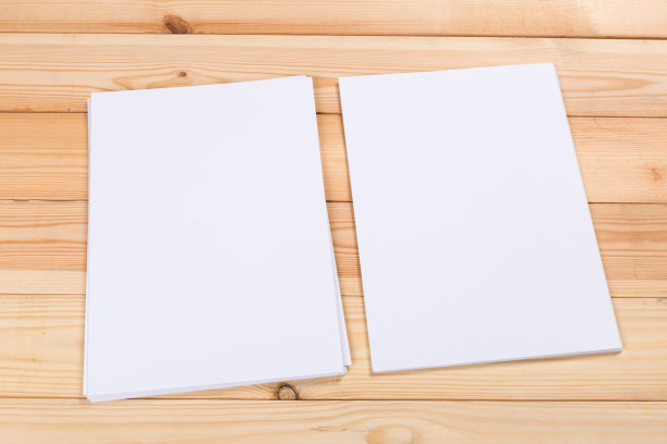 俯视图的现代办公桌办公场所与a4纸。品牌空白模板。照片空白表格。为作品集设计模拟。图片下载