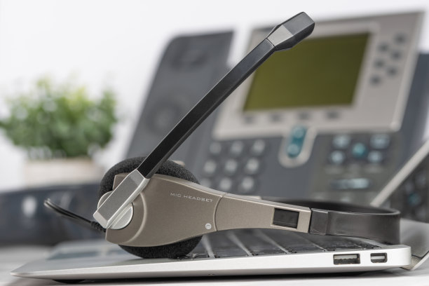 用于耳机的VOIP耳机，笔记本电脑上的电话支持概念，呼叫中心和支持服务。商业背景图片下载