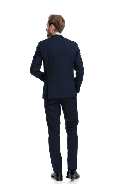 穿着深蓝色西装的年轻商人微笑着走着图片下载