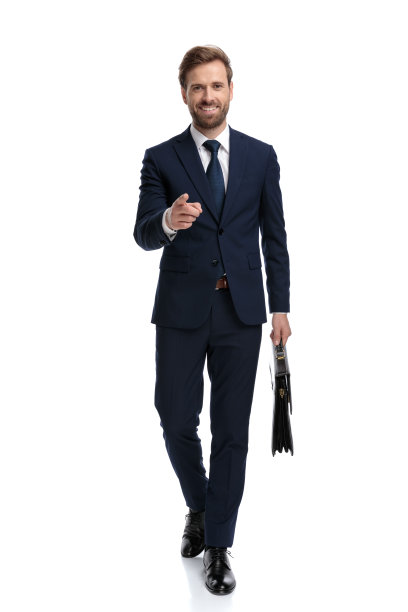 穿着深蓝色西装的快乐年轻商人指着别人图片下载