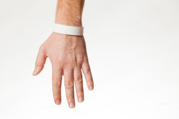 手与白色腕带模型。空票腕带设计图片下载