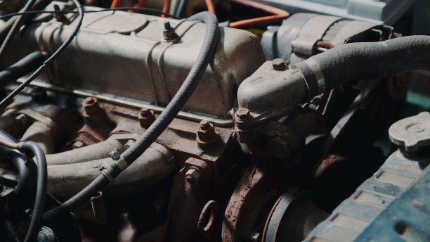 汽车发动机舱的特写图片下载