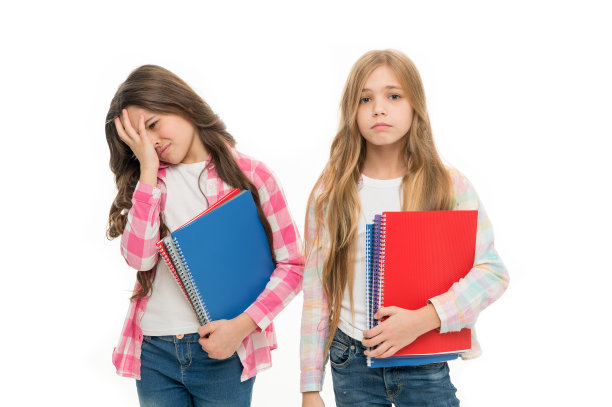 期末考试来了。为考试做好准备。女孩们拿着课本的白色背景。学校考试的概念。学校的文具。学生们带着课本去上课。担心通过考试。检查知识图片下载