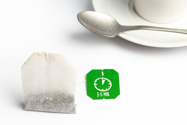 一袋草药冲剂，一茶匙放在一个盘子和一个马克杯图片下载