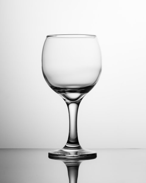 空酒杯黑色和白色。单圆酒杯的照片。图片下载