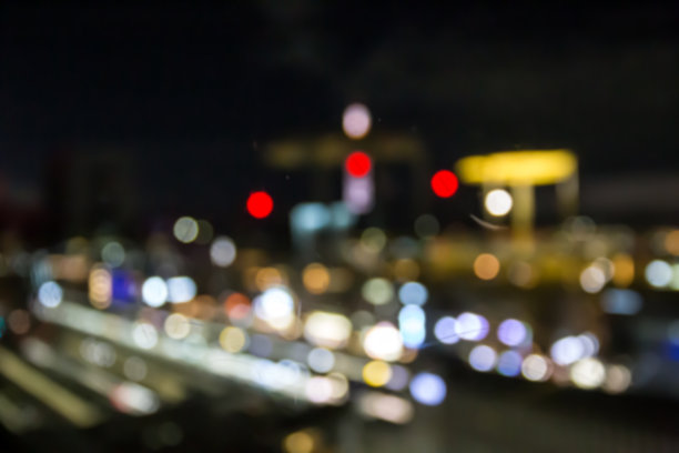 模糊抽象的城市夜光背景。图片下载