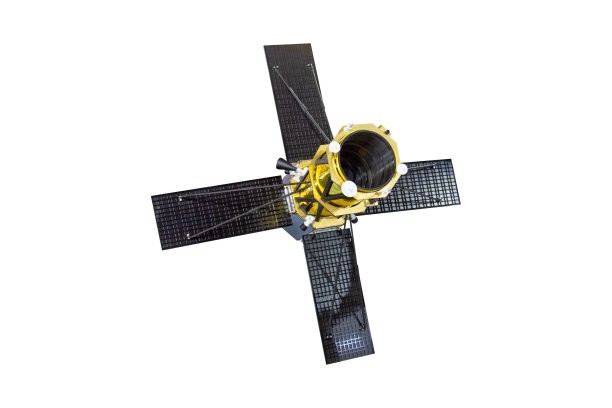 宇宙飞船卫星望远镜的四个太阳能电池板打开，孤立在白色的背景。图片下载