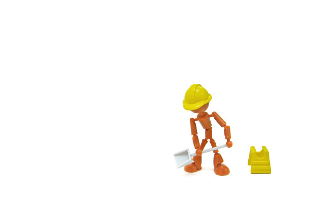工人红色模型，戴黄色安全帽，手持铲子，白色背景隔离图片下载