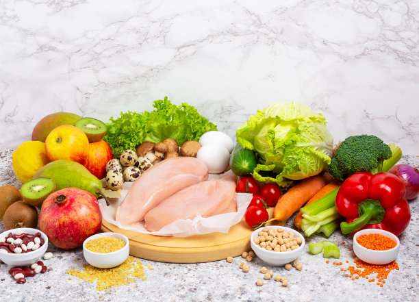 健康均衡的食物背景。有机肉类，蔬菜，水果，谷物，豆类，鸡蛋在灰色的背景，俯视图，拷贝空间图片下载
