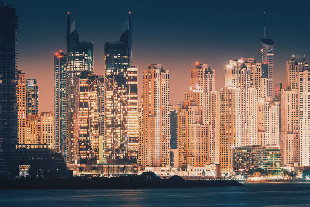 高楼大厦夜景：房地产和住宅建筑概念素材图片