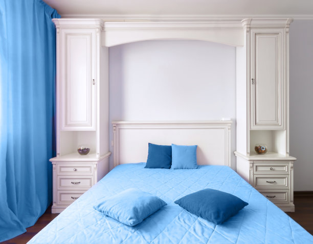 奢华中性卧室室内设计为现代日常生活风格与经典蓝色纺织品图片下载