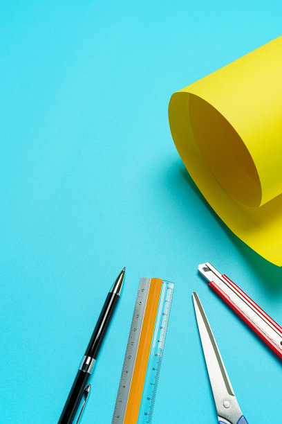 建筑纸，剪刀，刀，尺子和钢笔图片下载