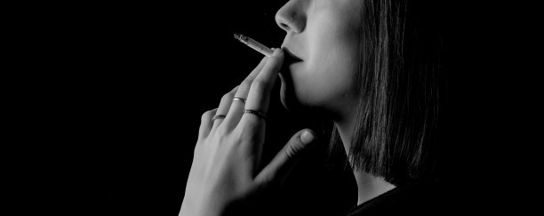 抽烟的女人图片下载