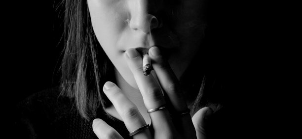 抽烟的女人图片下载