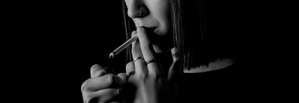 抽烟的女人图片下载