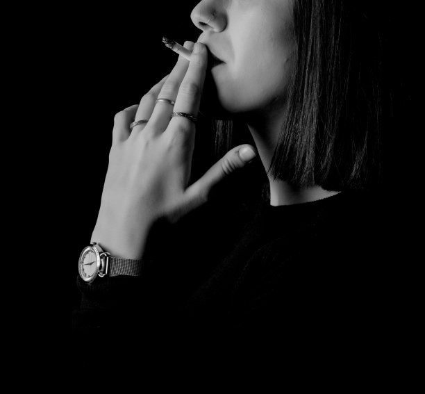 抽烟的女人图片下载