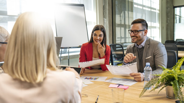 一群商务人士坐在一起开会图片下载