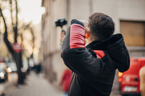 一个十几岁的男孩在城里做视频博客图片下载