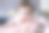 刚出生的女婴在床上玩玩具图片下载