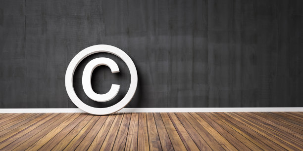 版权标志在木地板上靠在黑色垃圾墙与复制空间- 3d插图图片下载