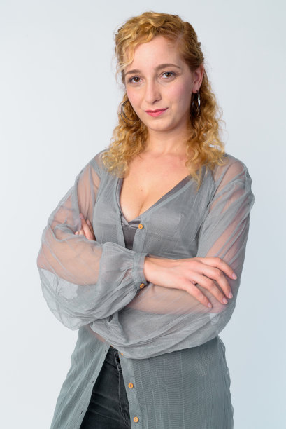 一个双臂交叉的金发美女的肖像图片下载