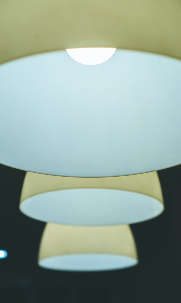 3白色吊灯图片下载