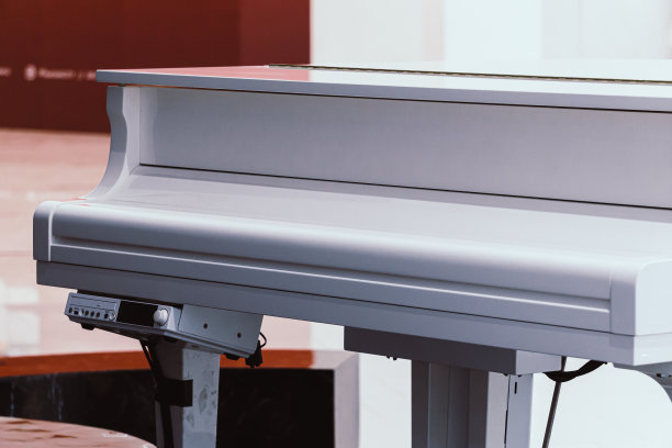 白色的钢琴图片下载