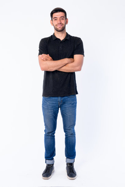 快乐的年轻络腮胡波斯男人交叉双臂微笑全身照图片下载