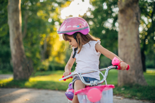 学骑自行车的女孩图片下载