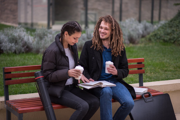 学生们在城市公园里学习图片下载