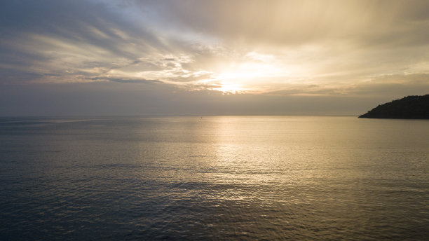 无人机拍摄的日落海岸海面图像图片下载