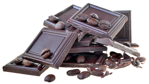 巧克力棒与散落的咖啡豆隔离图片下载