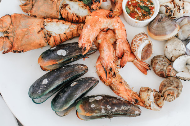 美味的烤海鲜拼盘结束。一盘贻贝，虾仁，大虾和蛤，酸辣蘸酱，充满了泰国海鲜的味道。图片下载