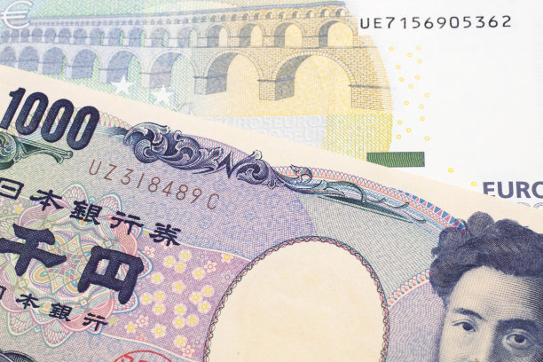 欧盟五欧元纸币与日元钞票接近图片下载