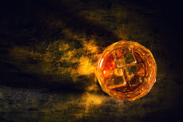 威士忌加冰块，木质背景图片下载