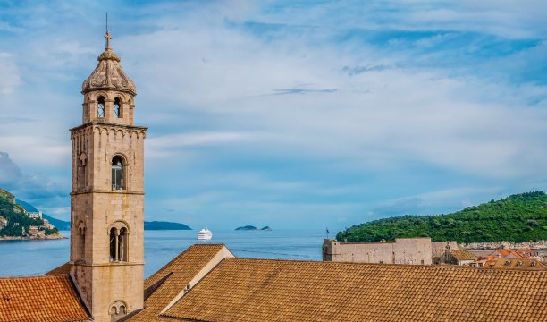 克罗地亚杜布罗夫尼克老城的钟楼和屋顶瓦片的特写。图片下载
