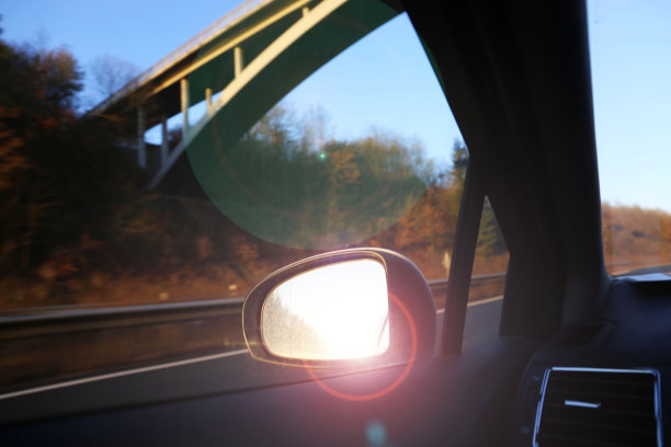 朝阳下的高速公路之旅图片下载