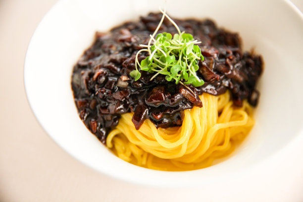 韩国传统美食，白碗黑面图片下载