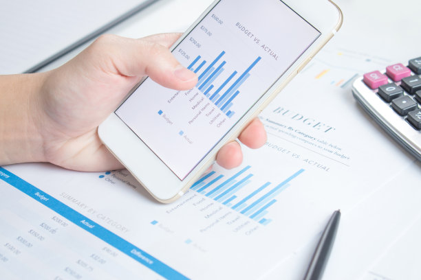 商务人士手持智能手机展示图表的特写照片图片下载