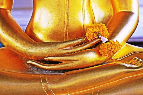 泰国曼谷，寺庙中佛像手中的花冠。图片下载