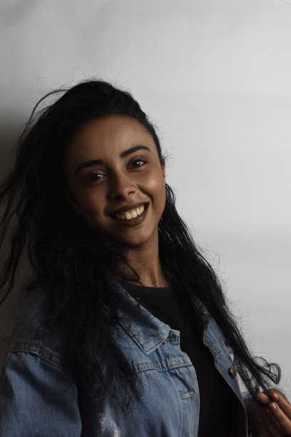 有着一头黑发的中东年轻女子。室内照片的精彩女模特在白色的背景。图片下载