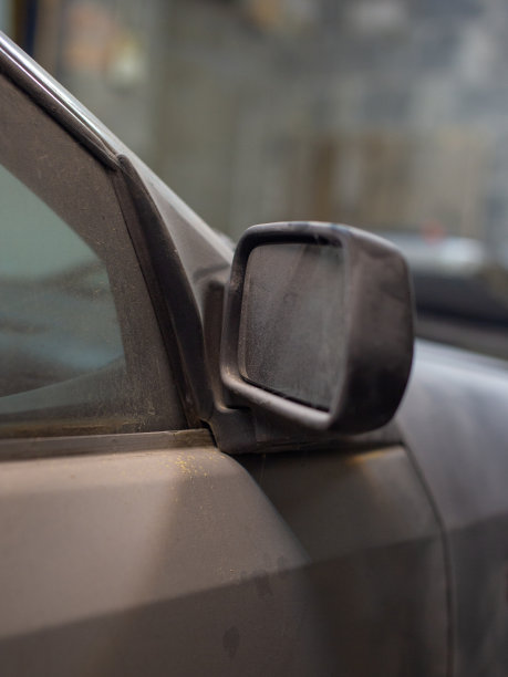 脏车里的灰尘，远眺后视镜图片下载