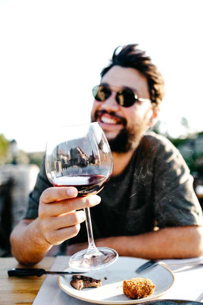 美女在度假吃午餐图片下载